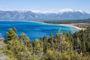 Le lac Tahoe et ses eaux bleues, bordé de sommets enneigés
