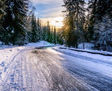 Les équipements nécessaires pour un road trip sur les routes enneigées