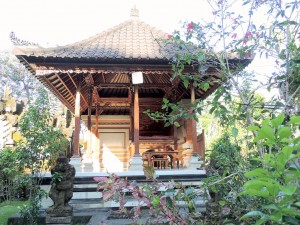 Une maison avec un temple à Bali