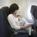 Voyager confortablement avec un bébé en avion et sa poussette