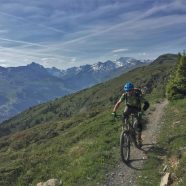 Plaisirs et découvertes de la Savoie en vélo lors de vos vacances en France.